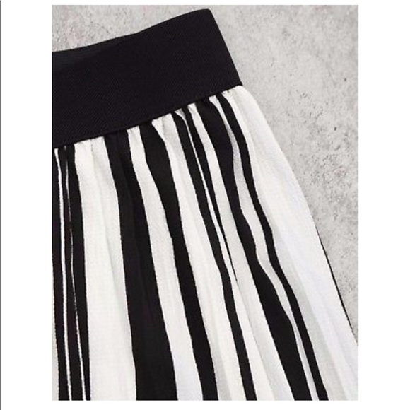 New For New Tiered Flounce Striped Pants. - Picture 2 of 3